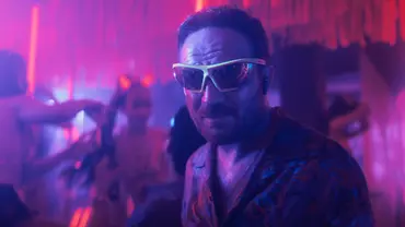 Frederick Lau steht mit einer Sonnenbrille in einem neonverhangenen Club.  - Foto: Netflix