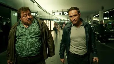 Christoph Krutzler (l.) und Frederick Lau laufen in der zweiten Staffel von „Crooks“ durch einen Flughafen.  - Foto: Sasha Ostrov/Netflix
