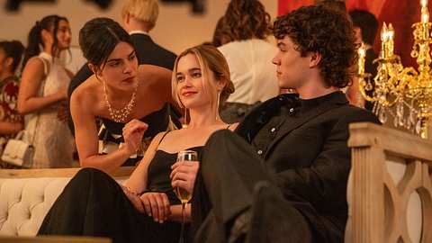 Bild zeigt zwei sitzende Personen bei einer Party - Foto: Amazon Prime Video