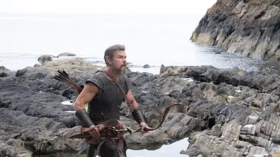 Matt Damon läuft als Odysseus eine felsige Küste entlang. - Foto: © Universal Studios. All Rights Reserved. Matt Damon läuft als Odysseus eine felsige Küste entlang. - Foto: © Universal Studios. All Rights Reserved.