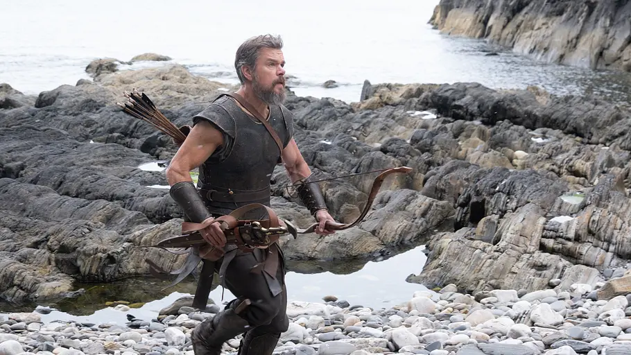 Die Odyssee Matt Damon läuft als Odysseus eine felsige Küste entlang.