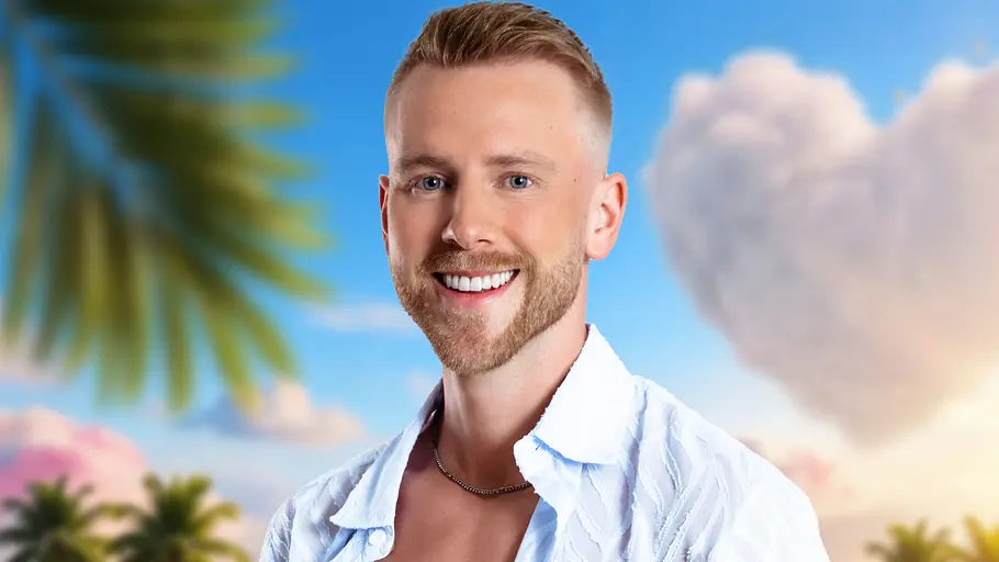 Rafael Neugart versucht sich im TV. Rafael Neugart lächelt vor Palmen-Kulisse.
