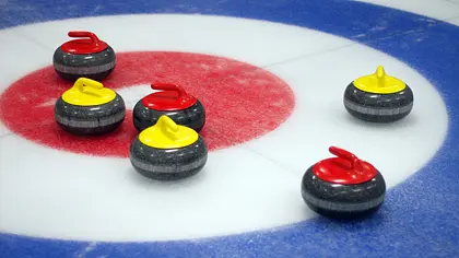 Sechs Curlingsteine mit roten und gelben Griffen liegen auf den roten, weißen und blauen Zielringen einer Eisfläche. - Foto: iStock Sechs Curlingsteine mit roten und gelben Griffen liegen auf den roten, weißen und blauen Zielringen einer Eisfläche. - Foto: iStock