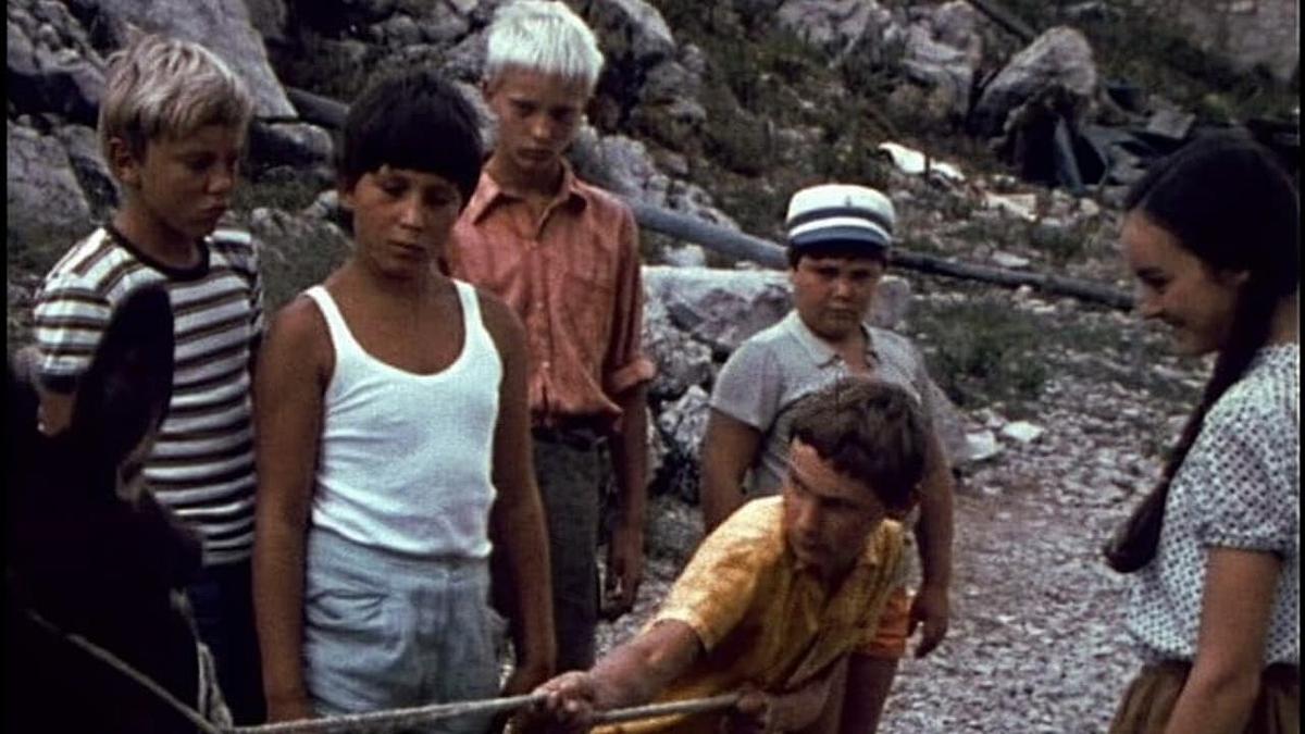 Die blaue Möwe: 6 Jungen in einem Boot Die blaue Möwe: 6 Jungen in einem Boot
