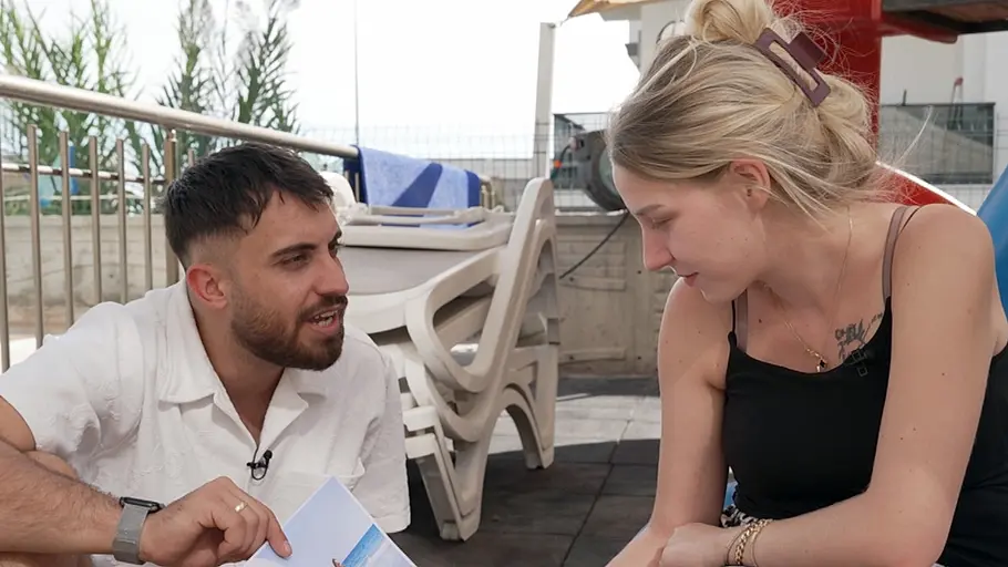 Servet konfrontiert Silvia Wollny wegen Spenden Servet hält Loredana wollny ein Foto hin und spricht aufgebracht, während sie es inspiziert.