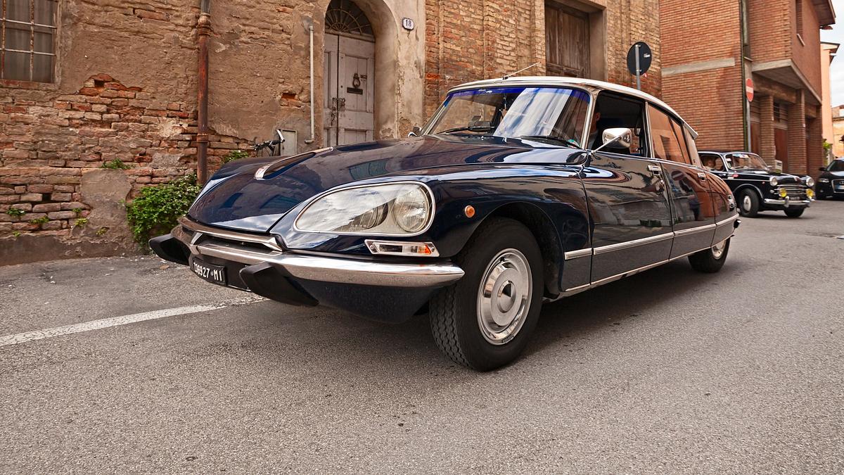 europas oldtimer - klassiker im neuen glanz