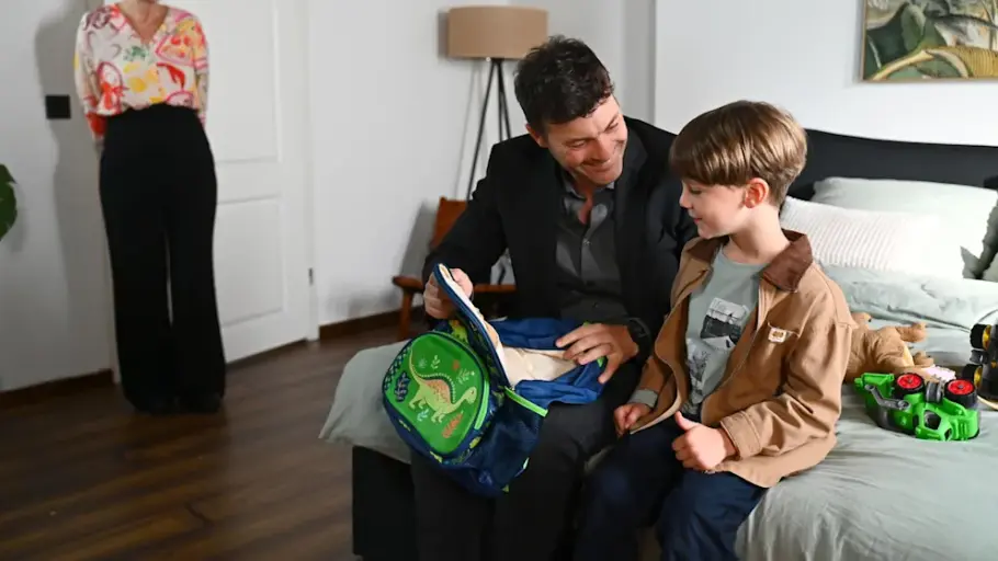 Ben mit seinem Sohn. Er liest ihm eine Geschichte vor