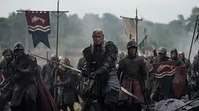 Daemon und seine Soldaten ziehen blutverschmiert über ein Feld. - Foto: Theo Whiteman/HBO Daemon und seine Soldaten ziehen blutverschmiert über ein Feld. - Foto: Theo Whiteman/HBO