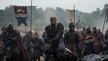 Daemon und seine Soldaten ziehen blutverschmiert über ein Feld. - Foto: Theo Whiteman/HBO