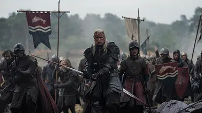 Daemon und seine Soldaten ziehen blutverschmiert über ein Feld. - Foto: Theo Whiteman/HBO