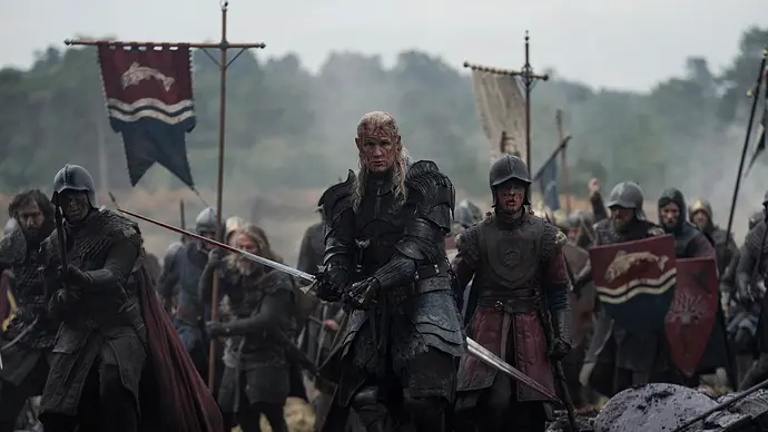 Daemon und seine Soldaten ziehen blutverschmiert über ein Feld. - Foto: Theo Whiteman/HBO
