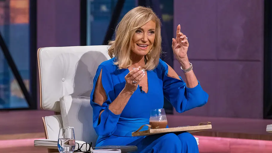 Dagmar Wöhrl liefert einen Blick hinter die Kulissen, der vermutlich nicht an die Öffentlichkeit gehört. Dagmar Wöhrl sitzt und hebt die linke Hand.