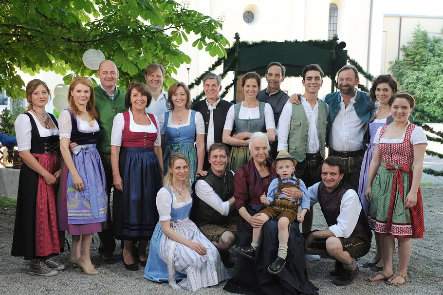 Die gesamte Familie Brunner von Dahoam is Dahoam in einem Bild