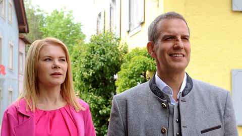 Uschi und Winkler in einer Szene von Dahoam is Dahoam - Foto: BR/Marco Orlando Pichler