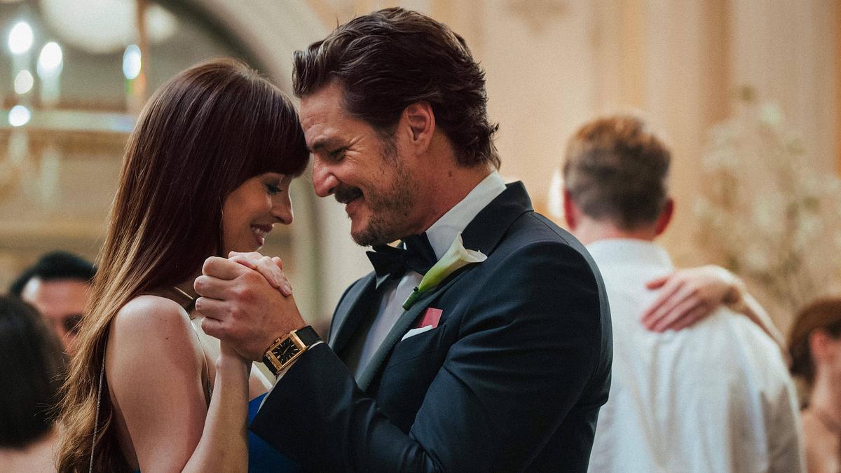 Dakota Johnson und Pedro Pascal in Materialist. Dakota Johnson und Pedro Pascal in einer Tanzszene im neuen Film Materialist.