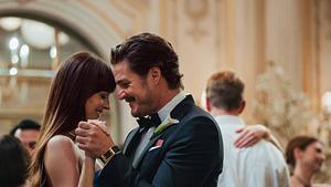 Dakota Johnson und Pedro Pascal in einer Tanzszene im neuen Film Materialist. - Foto:  IMAGO / Cinema Publishers Collection