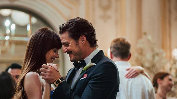 Dakota Johnson und Pedro Pascal in einer Tanzszene im neuen Film Materialist. - Foto:  IMAGO / Cinema Publishers Collection