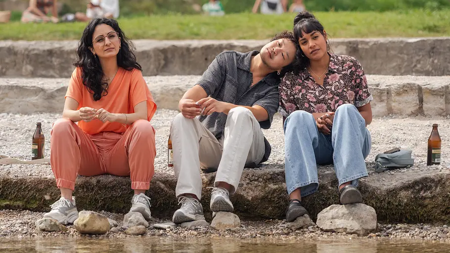 Damen in der ARD . Von links: Sema (Şafak Şengül), Kim (Viet Pham) und Maya (Salka Weber) an der Isar.