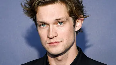Damian Hardung bei der Maxton Hall-Premiere - Foto: IMAGO / BREUEL-BILD