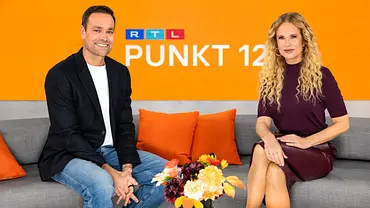 Daniel Fischer und Katja Burkard sitzen nebeneinander auf dem Sofa im Punkt 12-Studio. - Foto: RTL / Fine Lohmann