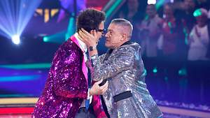 Joachim Llambi packt Daniel Hartwich während einer „Let’s Dance“-Sendung und zieht ihn zu sich heran, so dass sich die Gesichter beinah berühren - Foto:  IMAGO / Panama Pictures