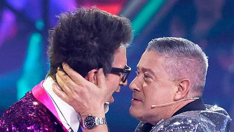 Joachim Llambi packt Daniel Hartwich während einer „Let’s Dance“-Sendung und zieht ihn zu sich heran, so dass sich die Gesichter beinah berühren - Foto:  IMAGO / Panama Pictures