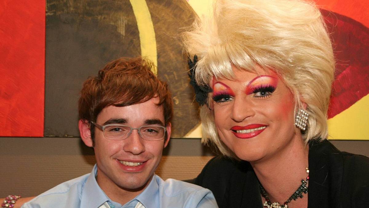 Daniel Küblböck: ARD arbeitet an Doku Daniel Küblböck 2006 mit Wegbegleiterin Olivia Jones. Beide lächeln in die Kamera.
