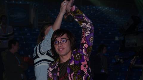 Daniel Küblböck tanzend und im Blumen-Anzug bei der Kostümprobe für DSDS, Staffel 1 im Jahr 2003 in Köln - Foto:  IMAGO / United Archives