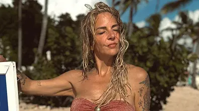 Danni Bücher posiert im Bikini am Starnd - Foto: ddp socialmediaservice