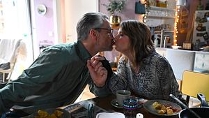 Daniela und Henning küssen sich am Essenstisch. - Foto: RTL / Julia Feldhagen