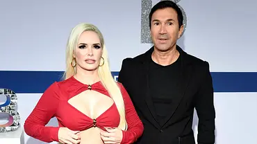 Daniela Katzenberger & Lucas Cordalis posieren für die Kamera, sie sehen gestresst aus. - Foto: IMAGO / Future Image