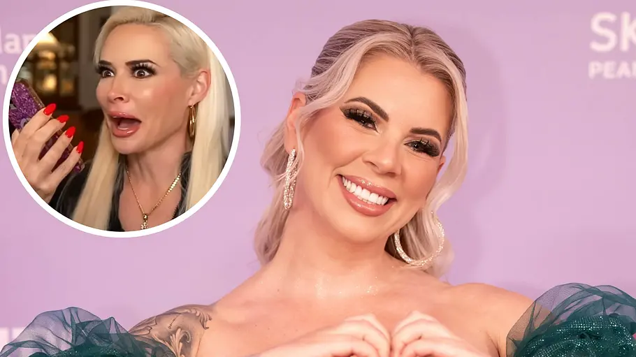 Daniela Katzenberger und Jenny Frankhauser Jenny Frankhauser formt lächelnd ein Herz mit den Händen. Links oben hält Daniela Katzenberger mit offenem Mund ein Handy.