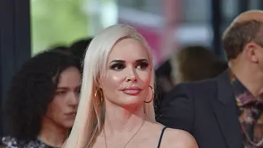 Daniela Katzenberger steht auf dem roten Teppich und blickt ernst zur Seite. - Foto: IMAGO / Eventpress