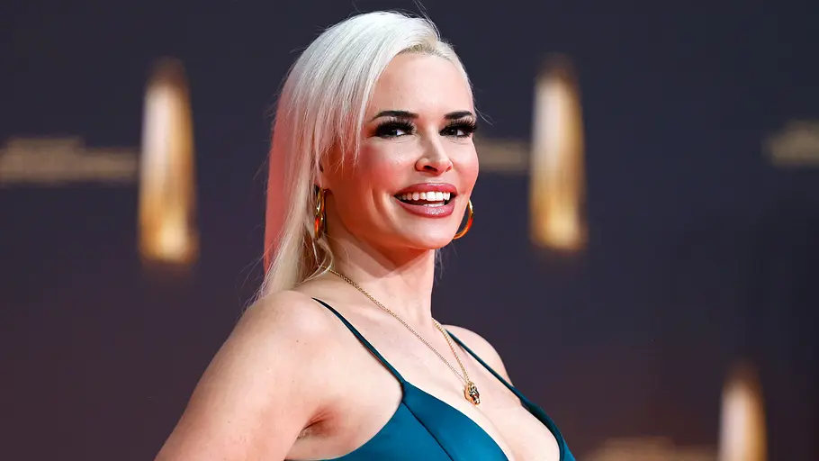 TV-Persönlichkeit Daniela Katzenberger zeigt ihren trainierten Body auf dem Red Carpet beim Deutschen Fernsehpreis 2024 in den MMC-Studios in Ossendorf.