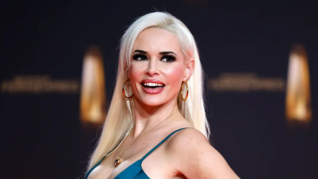Daniela Katzenberger posiert auf dem roten Teppich. - Foto: IMAGO / Panama Pictures