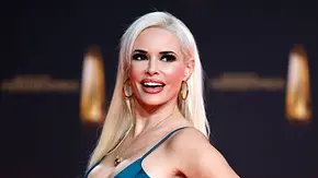 Daniela Katzenberger posiert auf dem roten Teppich. - Foto: IMAGO / Panama Pictures Daniela Katzenberger posiert auf dem roten Teppich. - Foto: IMAGO / Panama Pictures