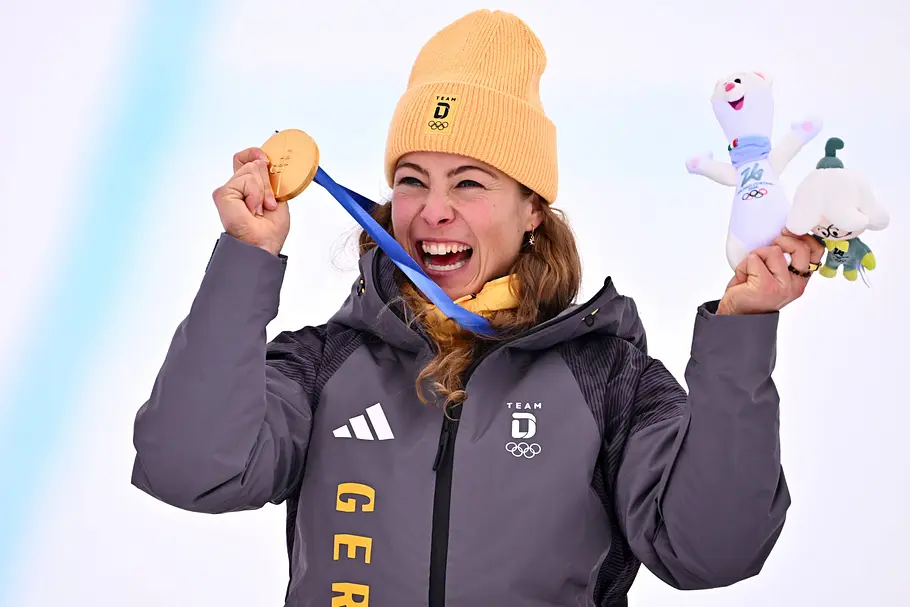 Goldmedaillengewinnerin Daniela Maier aus Deutschland jubelt bei der Siegerehrung im Skicross der Frauen bei den Olympischen Winterspielen 2026 in Mailand-Cortina.
