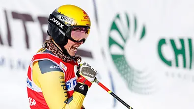 Daniela Maier lacht und hebt die Hand zur Faust. - Foto: IMAGO / GEPA pictures
