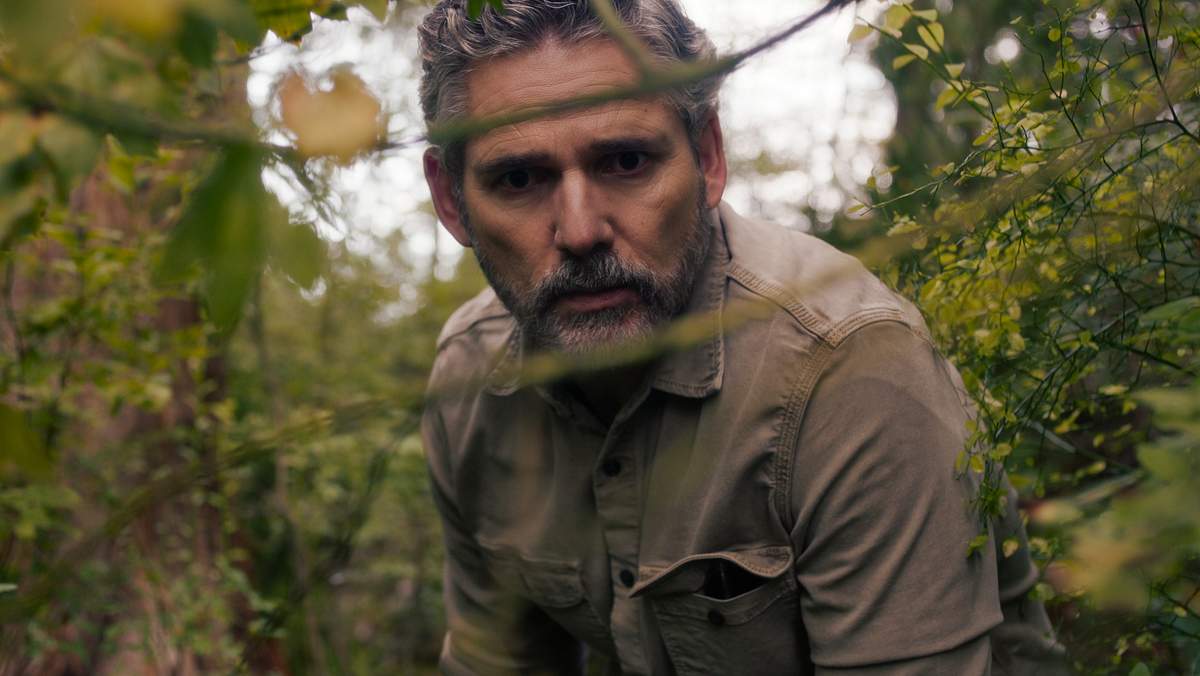 Dank Kyle Turner kommt am Ende die Wahrheit ans Licht. Eric Bana als Kyle Turner. Er schaut Besorgt durch die Äste eines dicht bewachsenen Waldes.