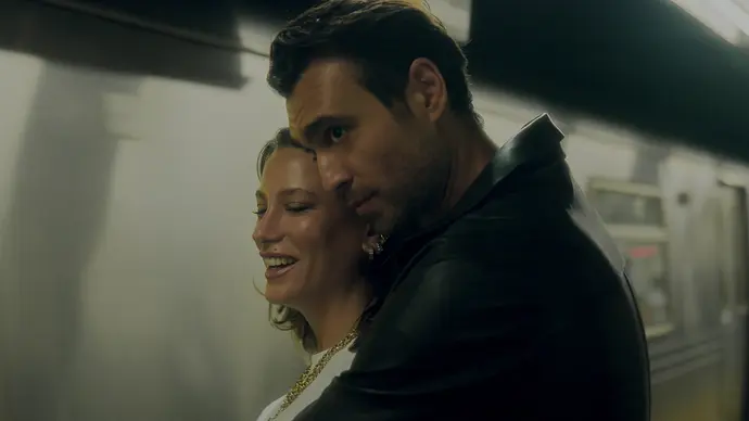 Leyla und ein Mann kuscheln an einer Bahnstation, während die Bahn wegfährt - Foto: Netflix