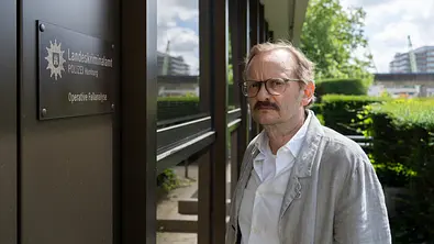 Danowski - Neunauge: Adam Danowski (Milan Peschel) steht vor dem Landeskriminalamt in Hamburg. - Foto: ZDF/Georges Pauly
