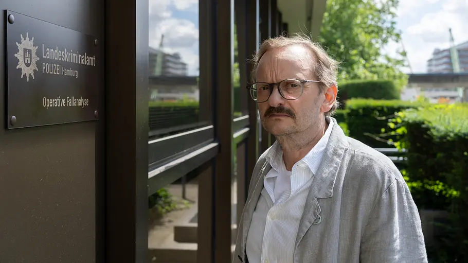 Adam Danowski (Milan Peschel) Danowski - Neunauge: Adam Danowski (Milan Peschel) steht vor dem Landeskriminalamt in Hamburg.