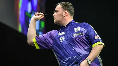 Luke Littler wirft einen Dart - Foto:  IMAGO / mix1