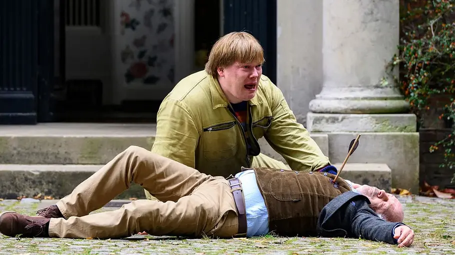 Andy findet seinen Ziehvater Cem Brose tot – mit einem Pfeil in der Brust. Andy findet seinen Ziehvater Cem Brose tot – mit einem Pfeil in der Brust.