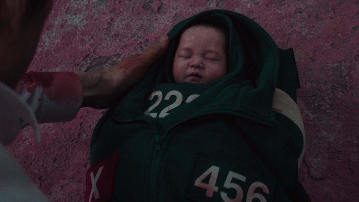 Das Baby von Jun-hee spielt in „Squid Game“ Staffel 3 ganz hervorragend. Gi-hun hält ein Baby in den Händen, das in zwei Jacken eingewickelt wurde.