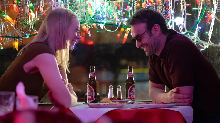 Das Glück von Karen und Matt war nur von kurzer Dauer. Karen Page und Matt Murdock sitzen sich im Restaurant gegenüber und lachen.