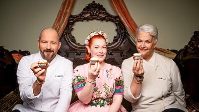 Die Jury von „Das große Backen“ posiert, alle drei halten einen Cupcake in der Hand - Foto: SAT.1/ Claudius Pflug