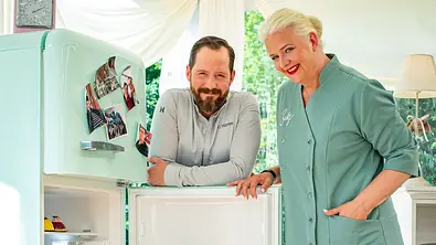 Christian Hümbs und Bettina Schliephake-Burchardt posieren lächelnd neben einem Kühlschrank für die Kamera - Foto: SAT.1 Christian Hümbs und Bettina Schliephake-Burchardt posieren lächelnd neben einem Kühlschrank für die Kamera - Foto: SAT.1
