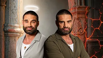 Aleks Petrovic ist doppelt dargestellt: links im hellen Hemd mit Heiligenschein, rechts mit verschränkten Armen vor glühenden Rissen. - Foto: Joyn/Nikola Milatovic Aleks Petrovic ist doppelt dargestellt: links im hellen Hemd mit Heiligenschein, rechts mit verschränkten Armen vor glühenden Rissen. - Foto: Joyn/Nikola Milatovic