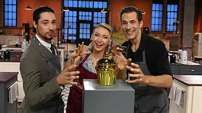 René Casselly, Anna-Carina Woitschack und Alexander Mazza beim Promibacken präsentieren gemeinsam einen goldenen Cupcake-Pokal im Studio. - Foto: Joyn / André Kowalski René Casselly, Anna-Carina Woitschack und Alexander Mazza beim Promibacken präsentieren gemeinsam einen goldenen Cupcake-Pokal im Studio. - Foto: Joyn / André Kowalski